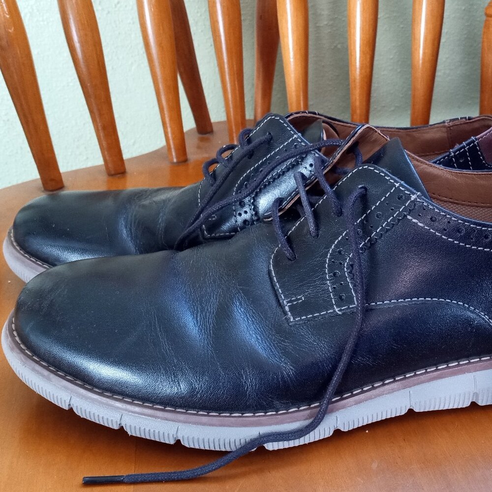 Johnston & Murphy boy's lace up leather Oxford shoes - size 7